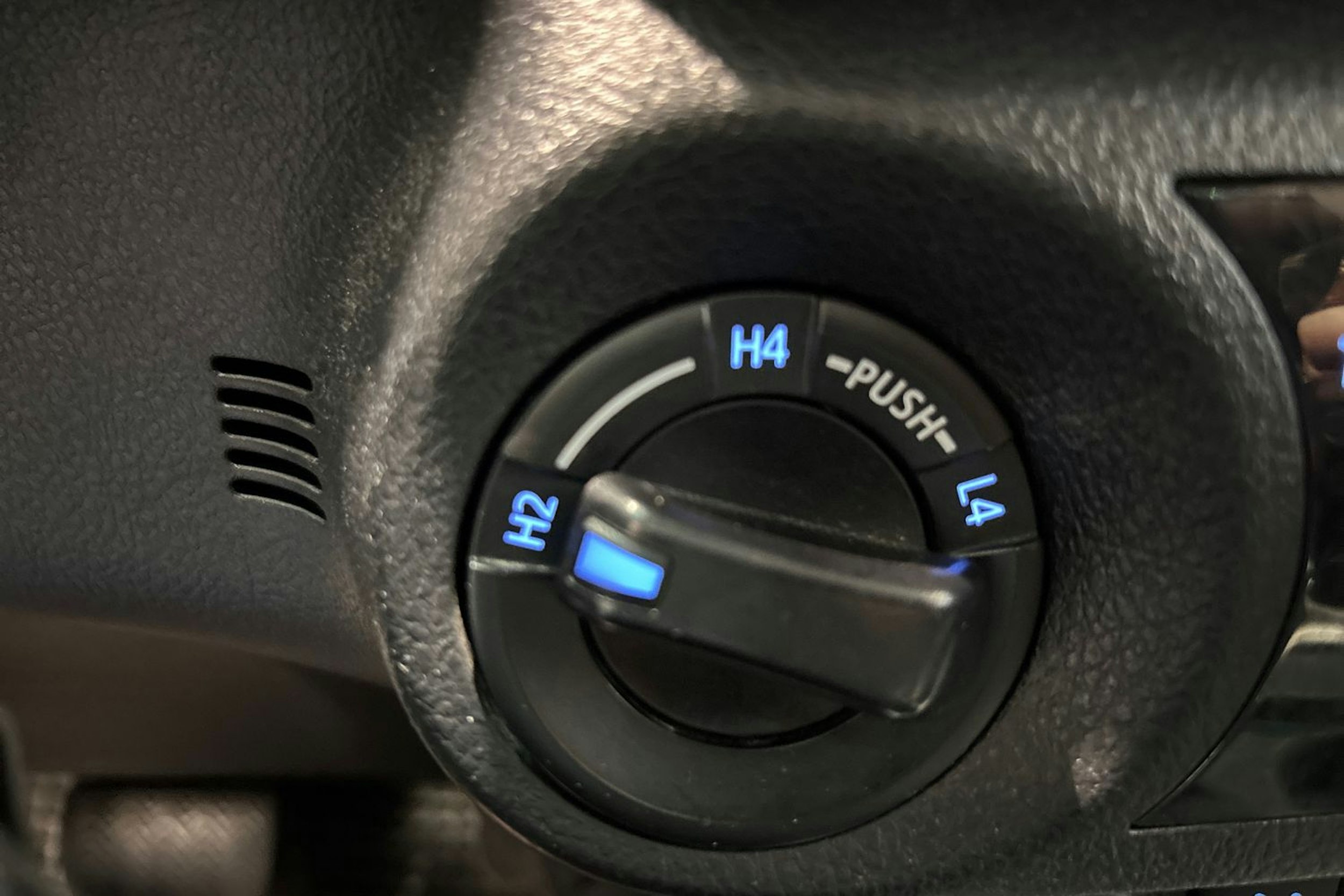 musta Toyota Hilux 2020 kuva 20.