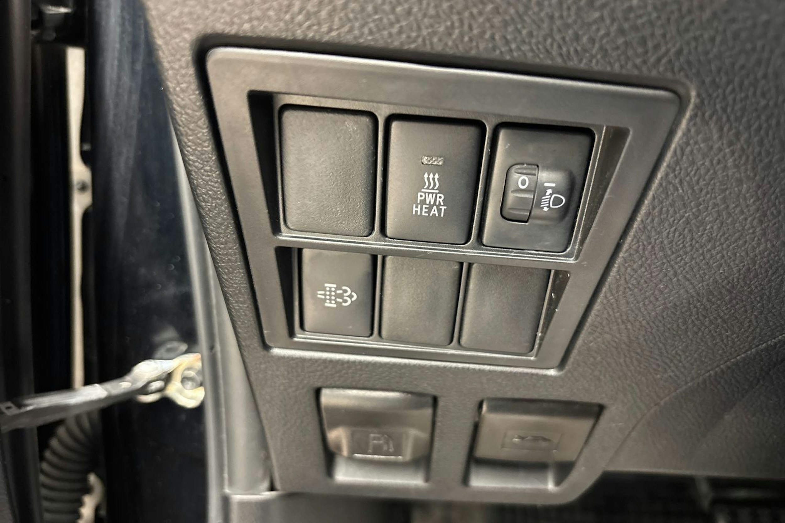 musta Toyota Hilux 2020 kuva 22.