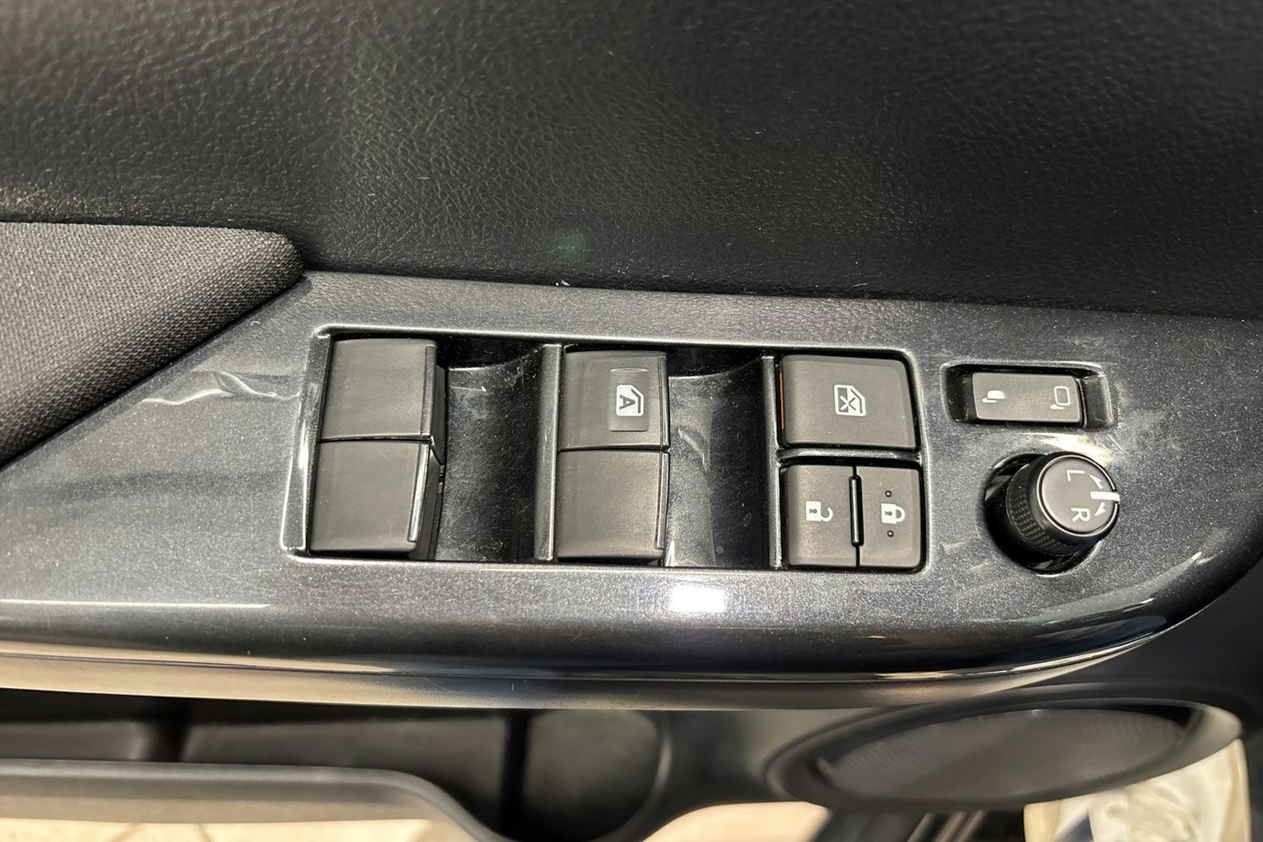 musta Toyota Hilux 2020 kuva 23.