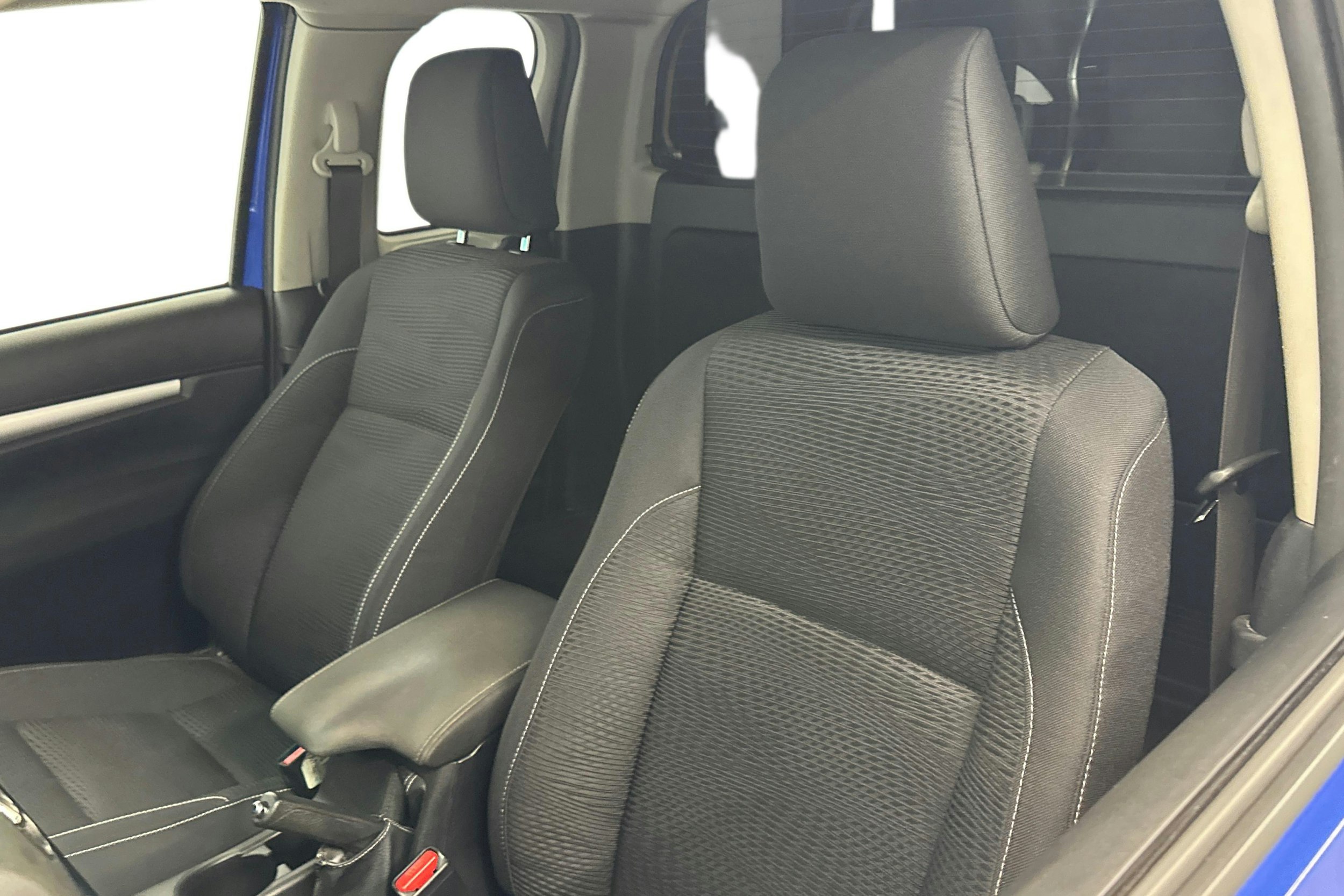 sininen Toyota Hilux 2020 kuva 8.