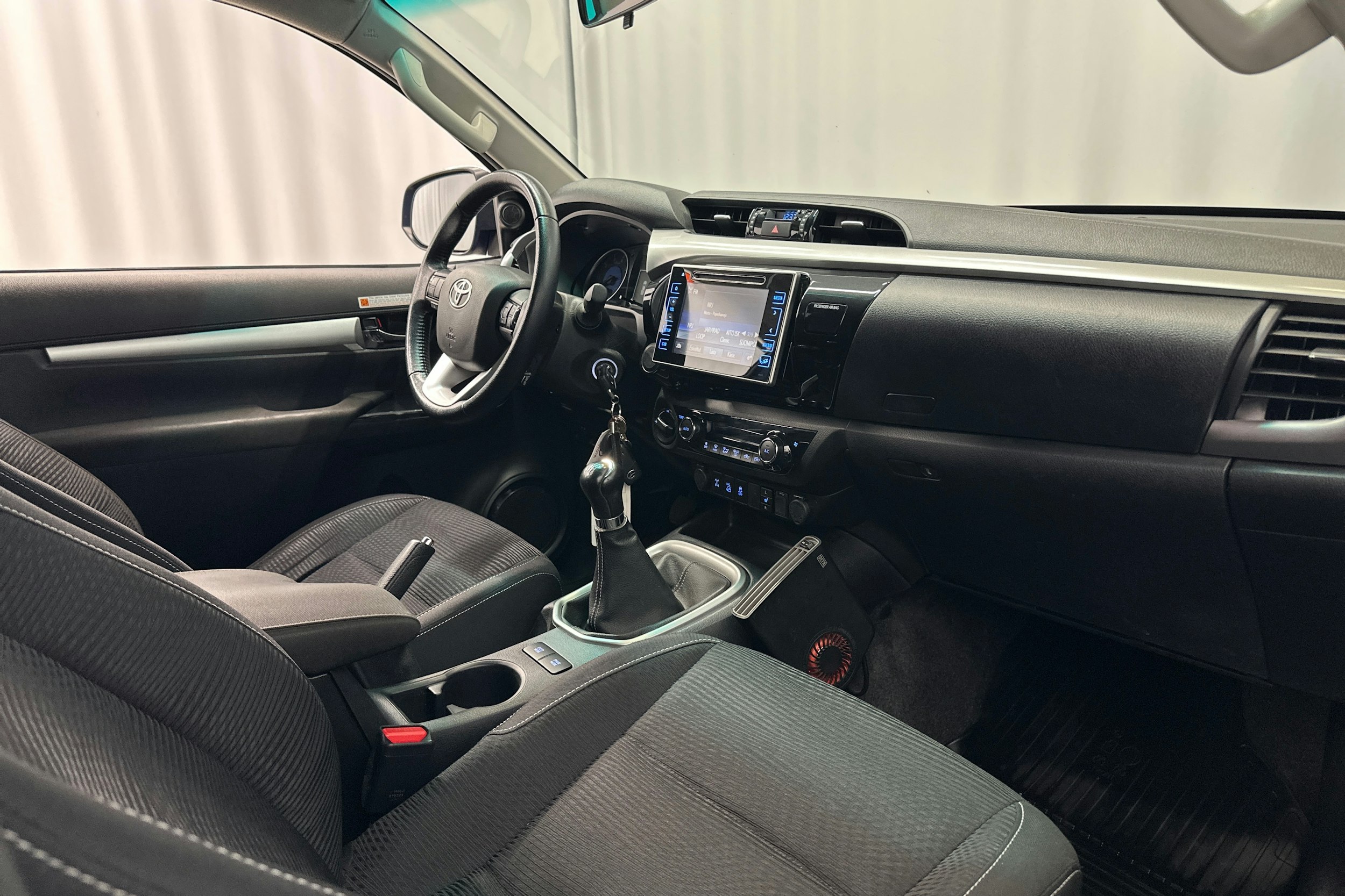 sininen Toyota Hilux 2020 kuva 11.