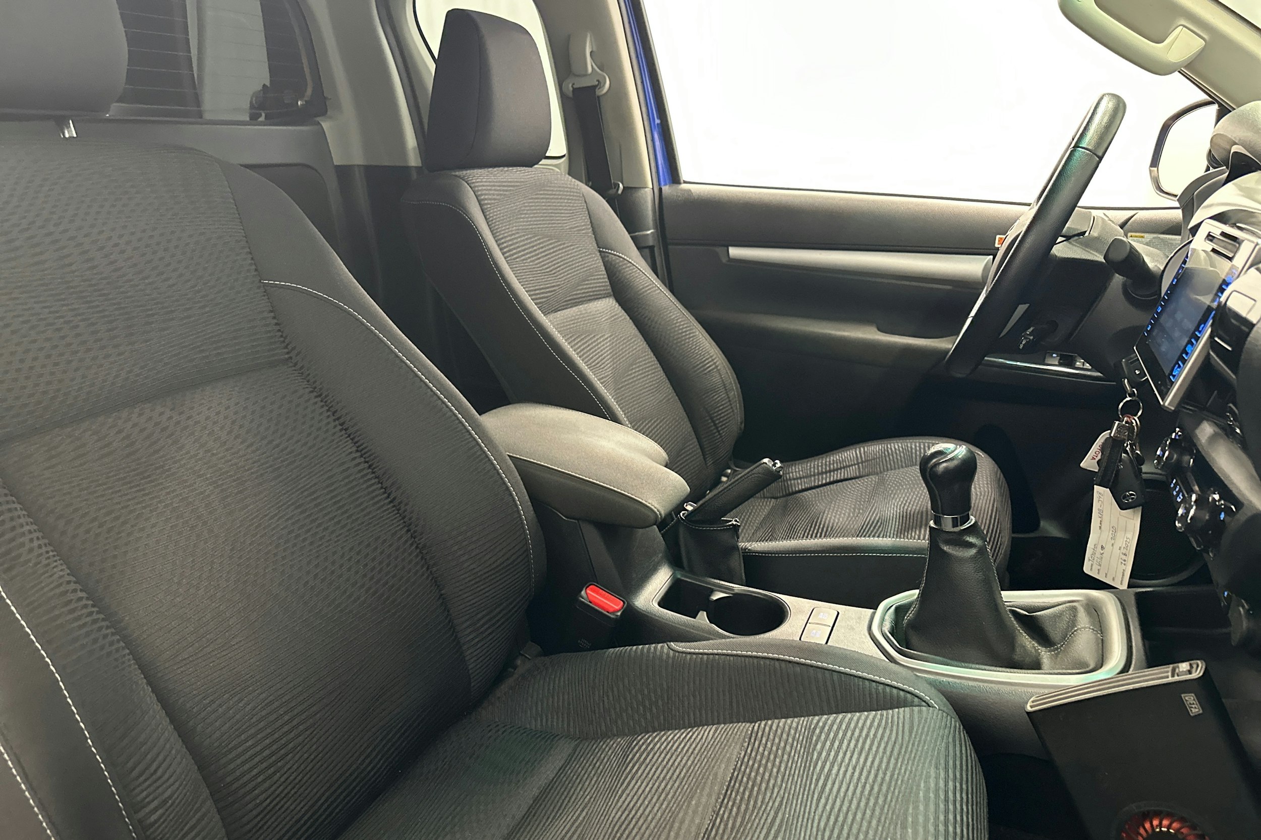 sininen Toyota Hilux 2020 kuva 12.