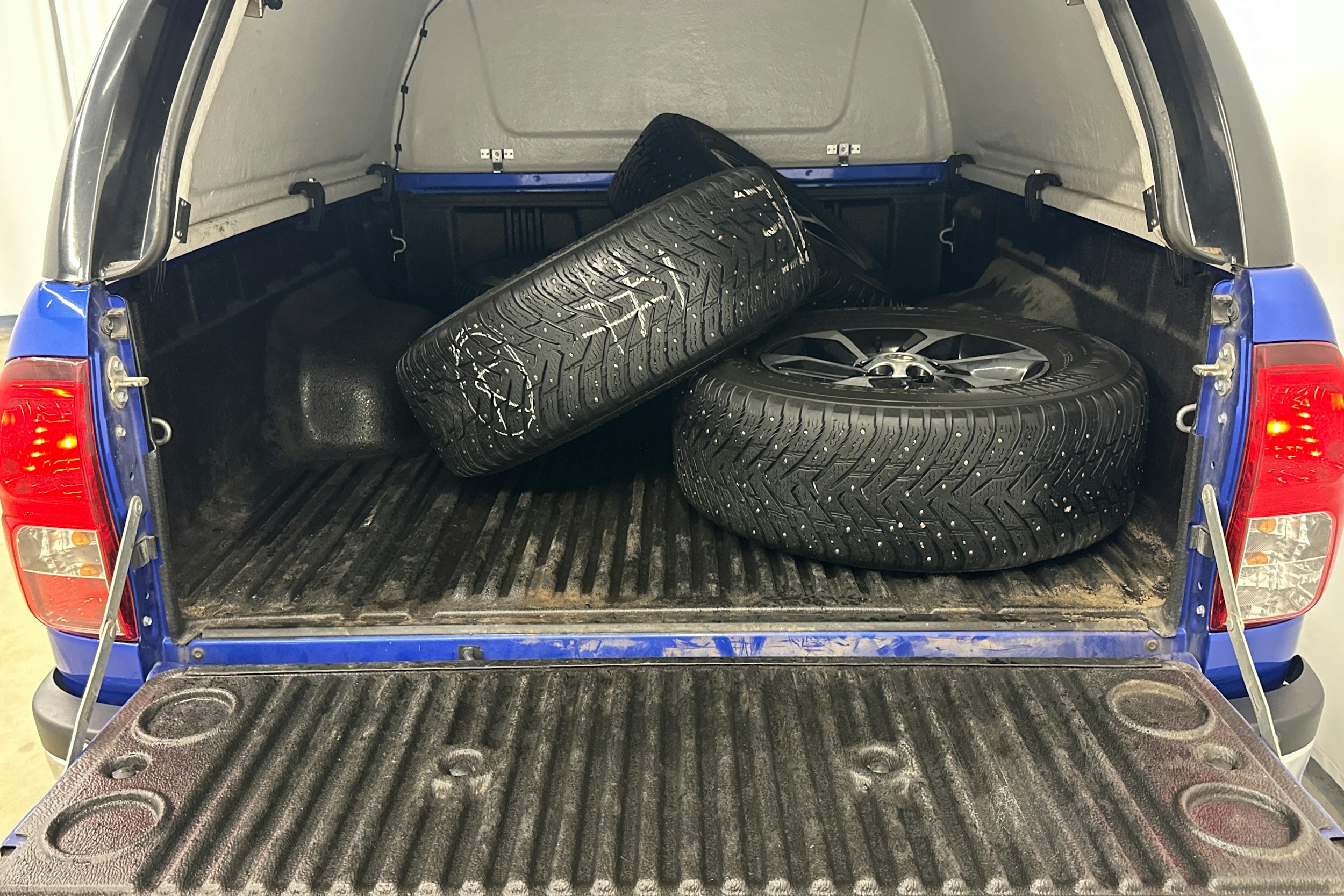 sininen Toyota Hilux 2020 kuva 13.