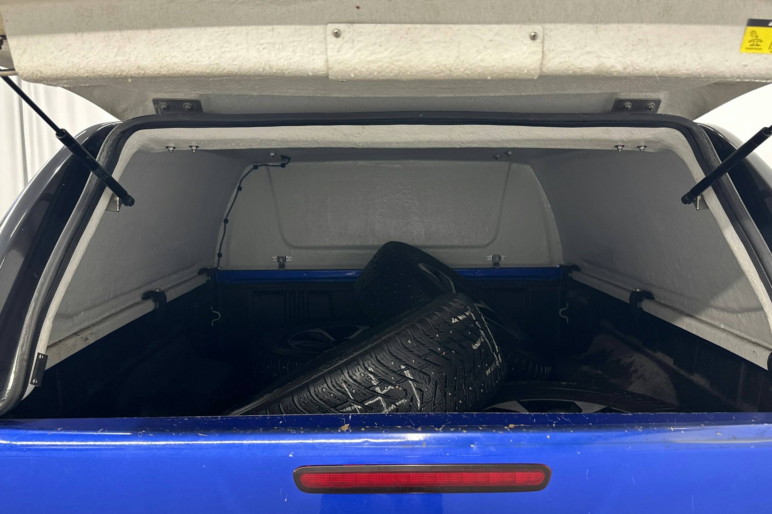 sininen Toyota Hilux 2020 kuva 14.