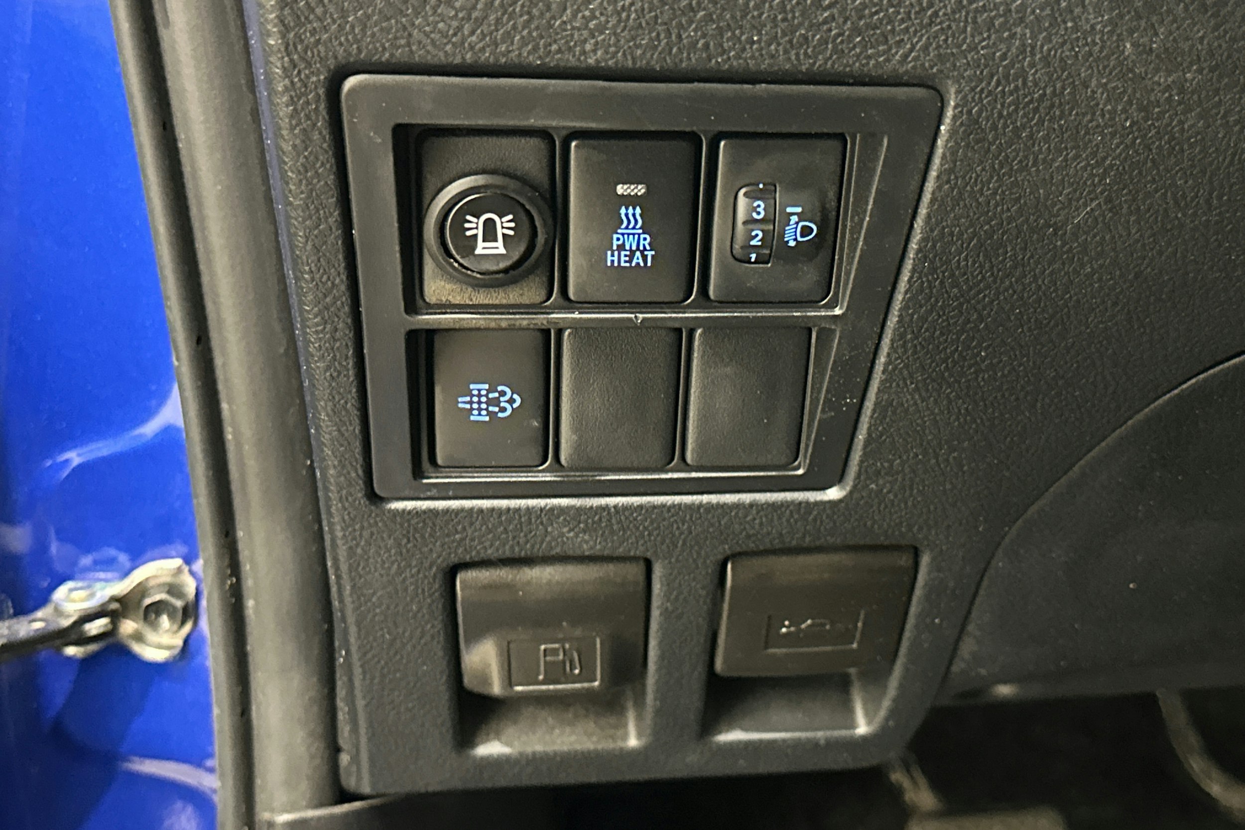 sininen Toyota Hilux 2020 kuva 16.