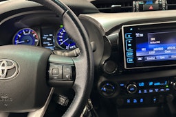 sininen Toyota Hilux 2020 kuva 18.