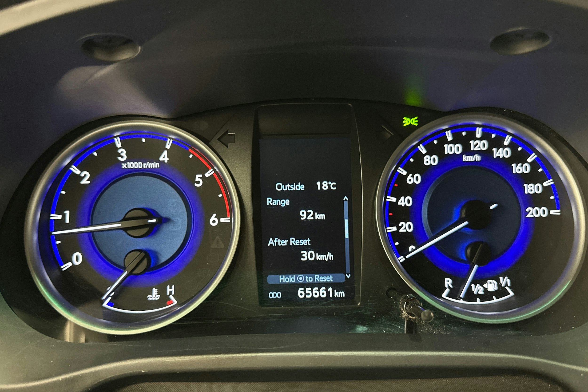 sininen Toyota Hilux 2020 kuva 20.