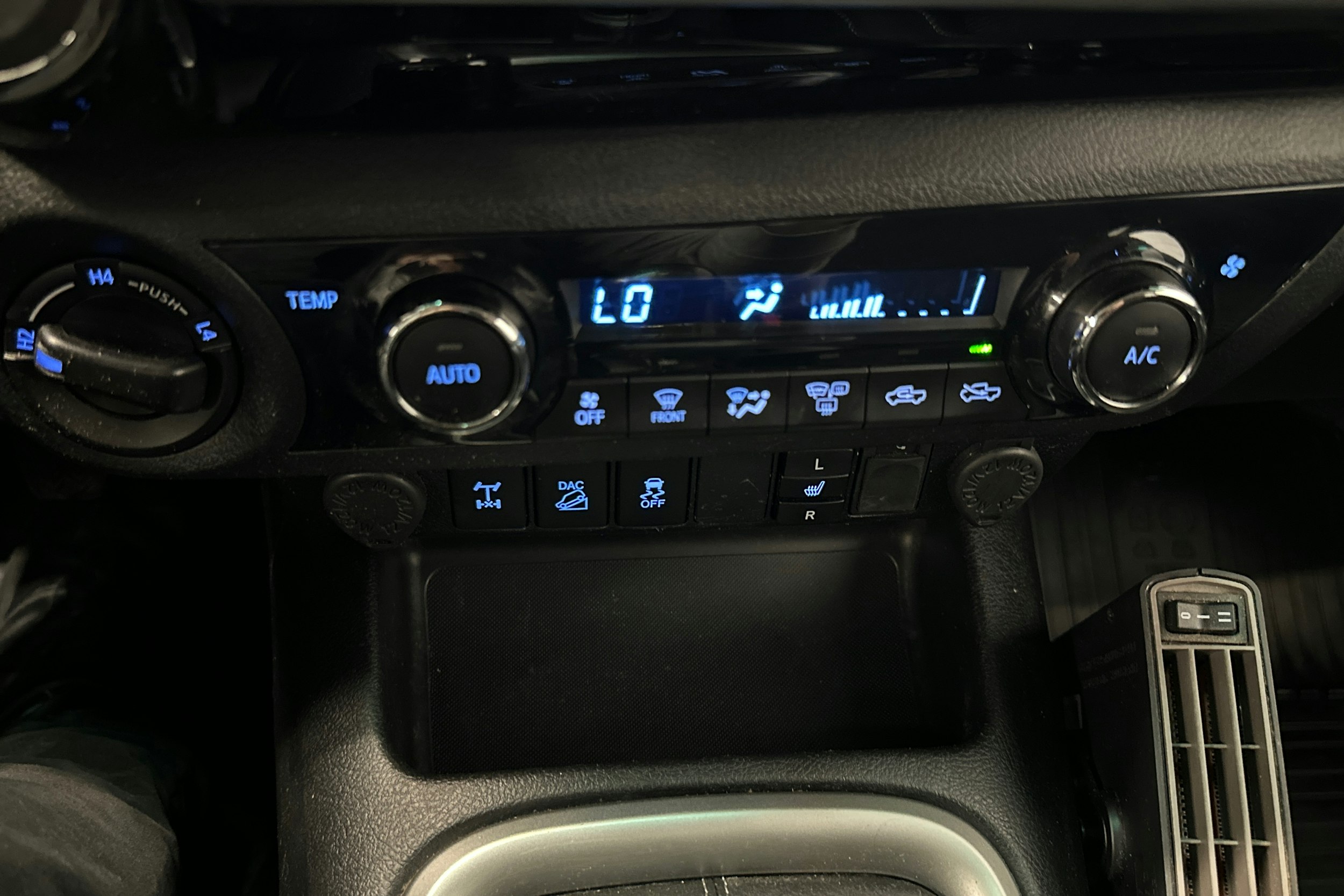 sininen Toyota Hilux 2020 kuva 23.
