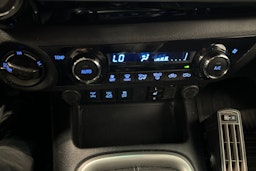 sininen Toyota Hilux 2020 kuva 23.