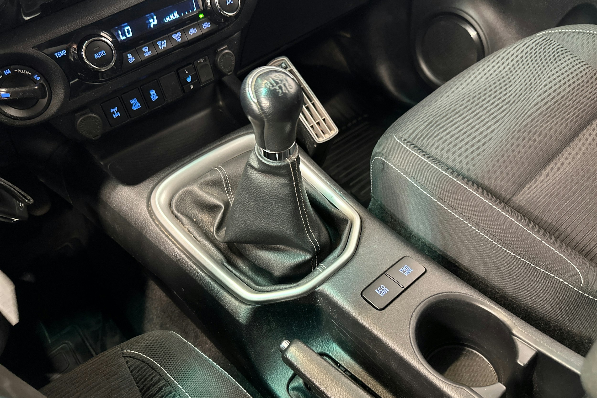 sininen Toyota Hilux 2020 kuva 24.