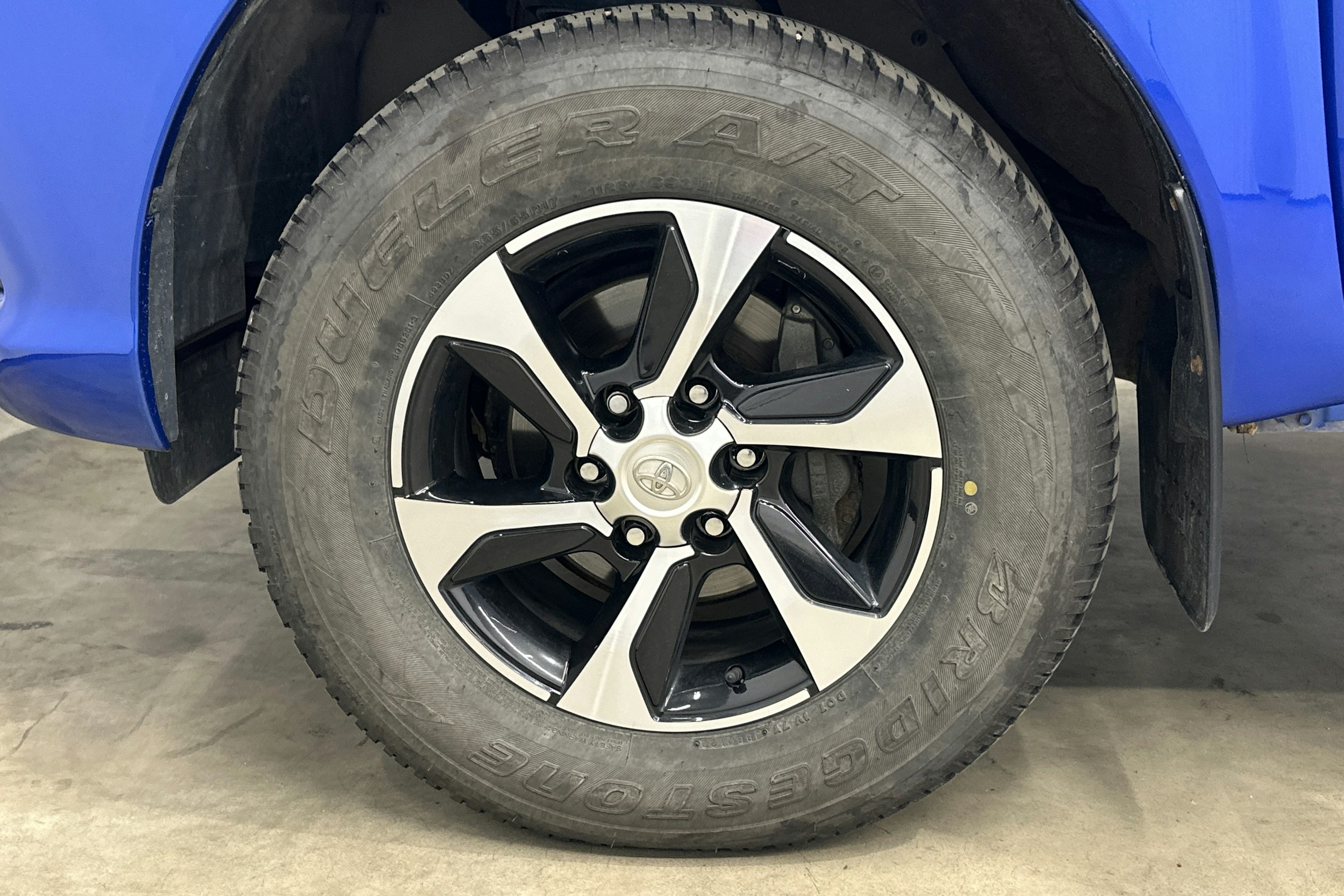 sininen Toyota Hilux 2020 kuva 28.