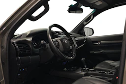 harmaa Toyota Hilux 2021 kuva 6.