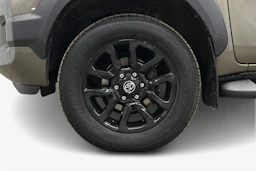 harmaa Toyota Hilux 2021 kuva 8.