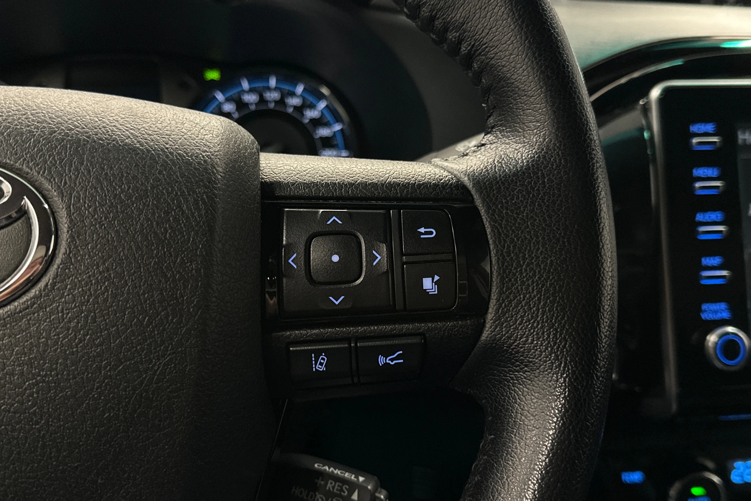 harmaa Toyota Hilux 2021 kuva 11.