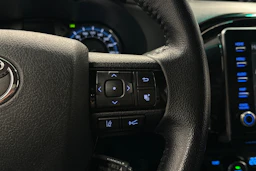 harmaa Toyota Hilux 2021 kuva 11.