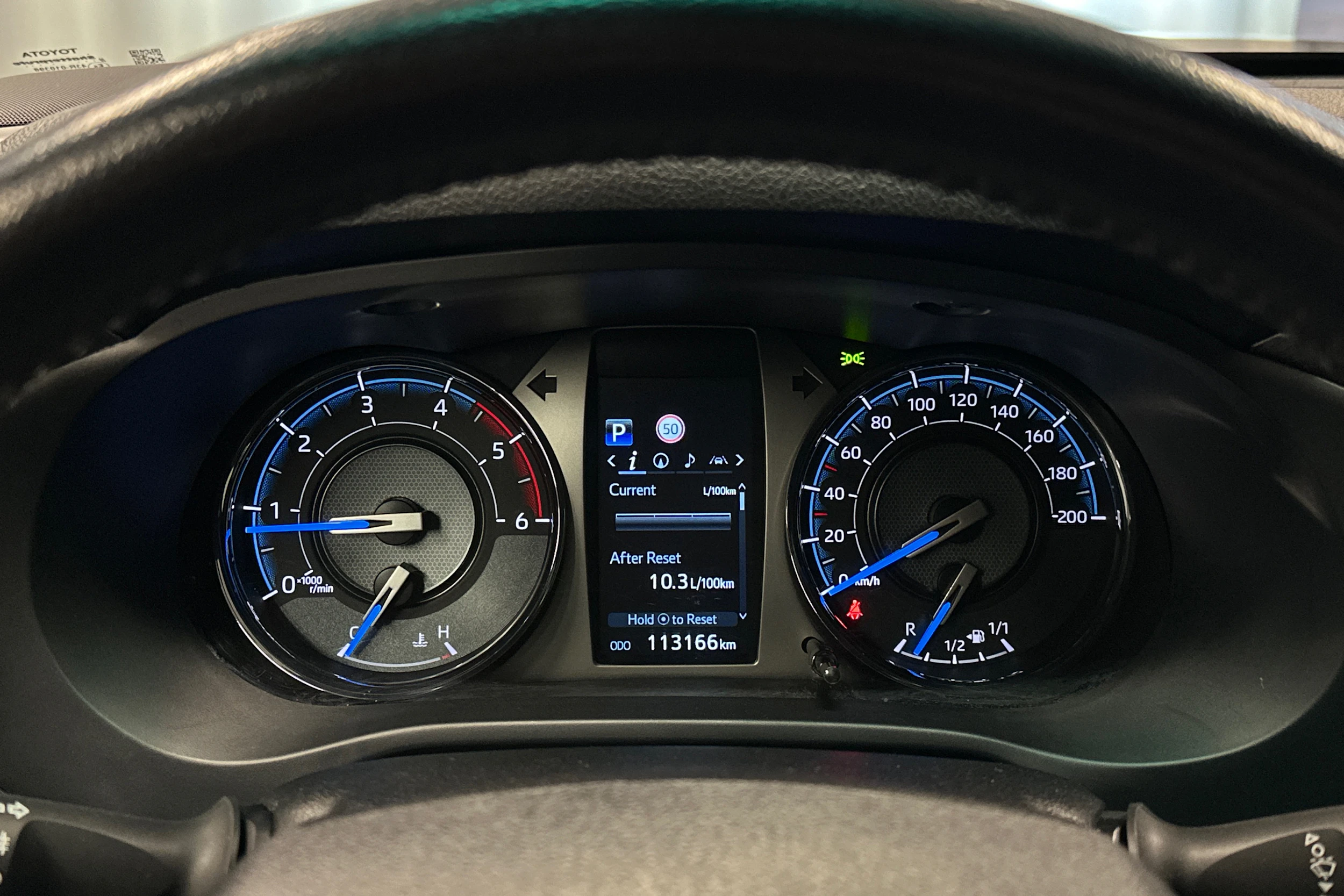 harmaa Toyota Hilux 2021 kuva 12.