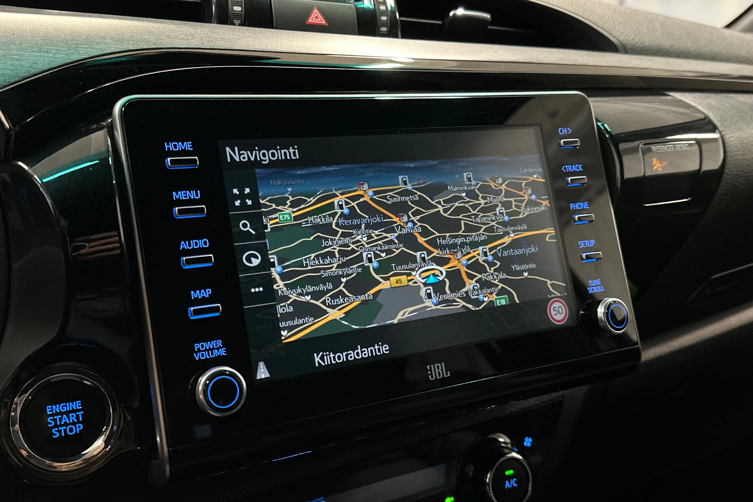 harmaa Toyota Hilux 2021 kuva 13.