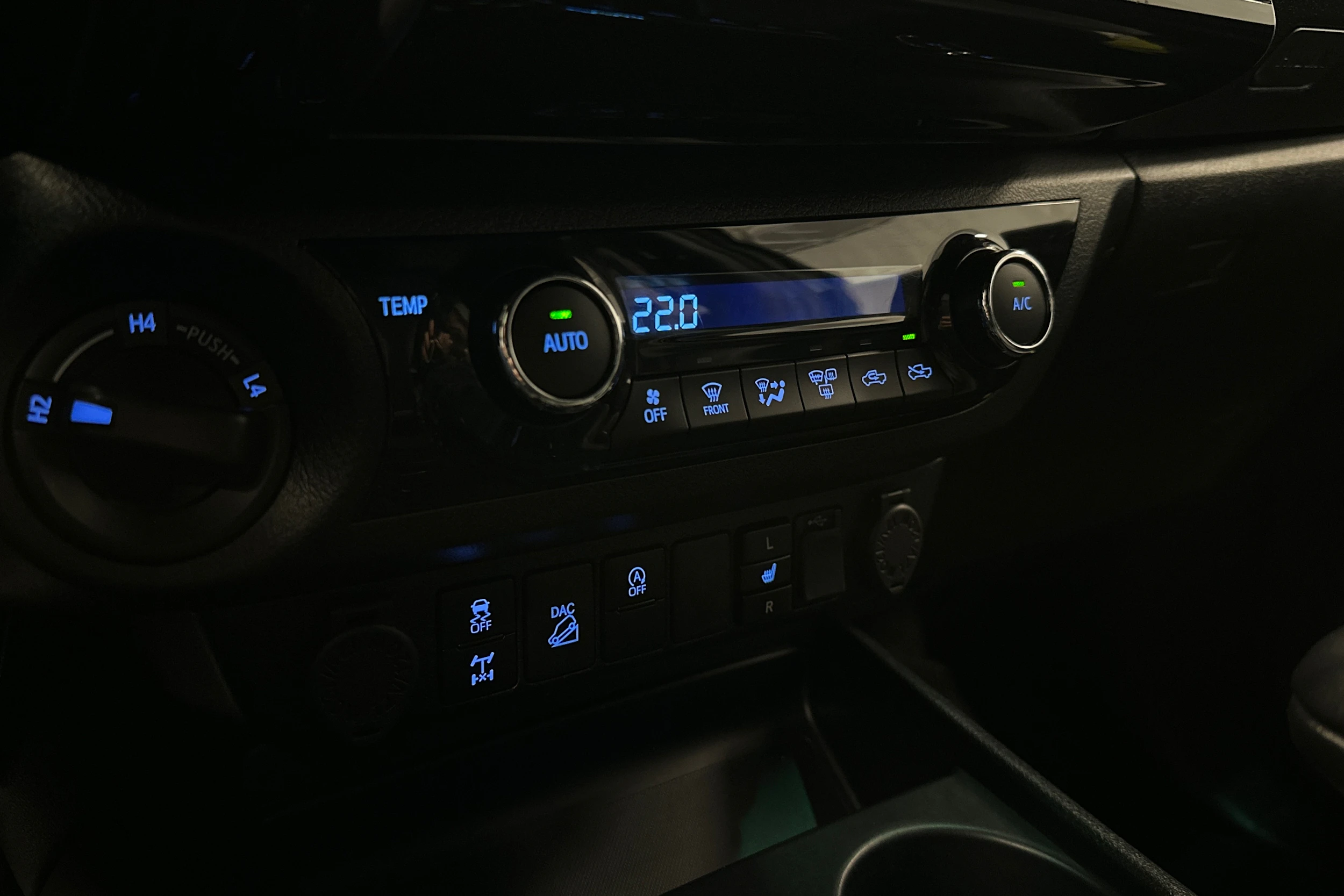 harmaa Toyota Hilux 2021 kuva 16.