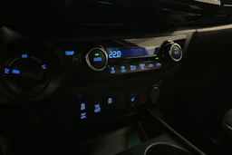 harmaa Toyota Hilux 2021 kuva 16.