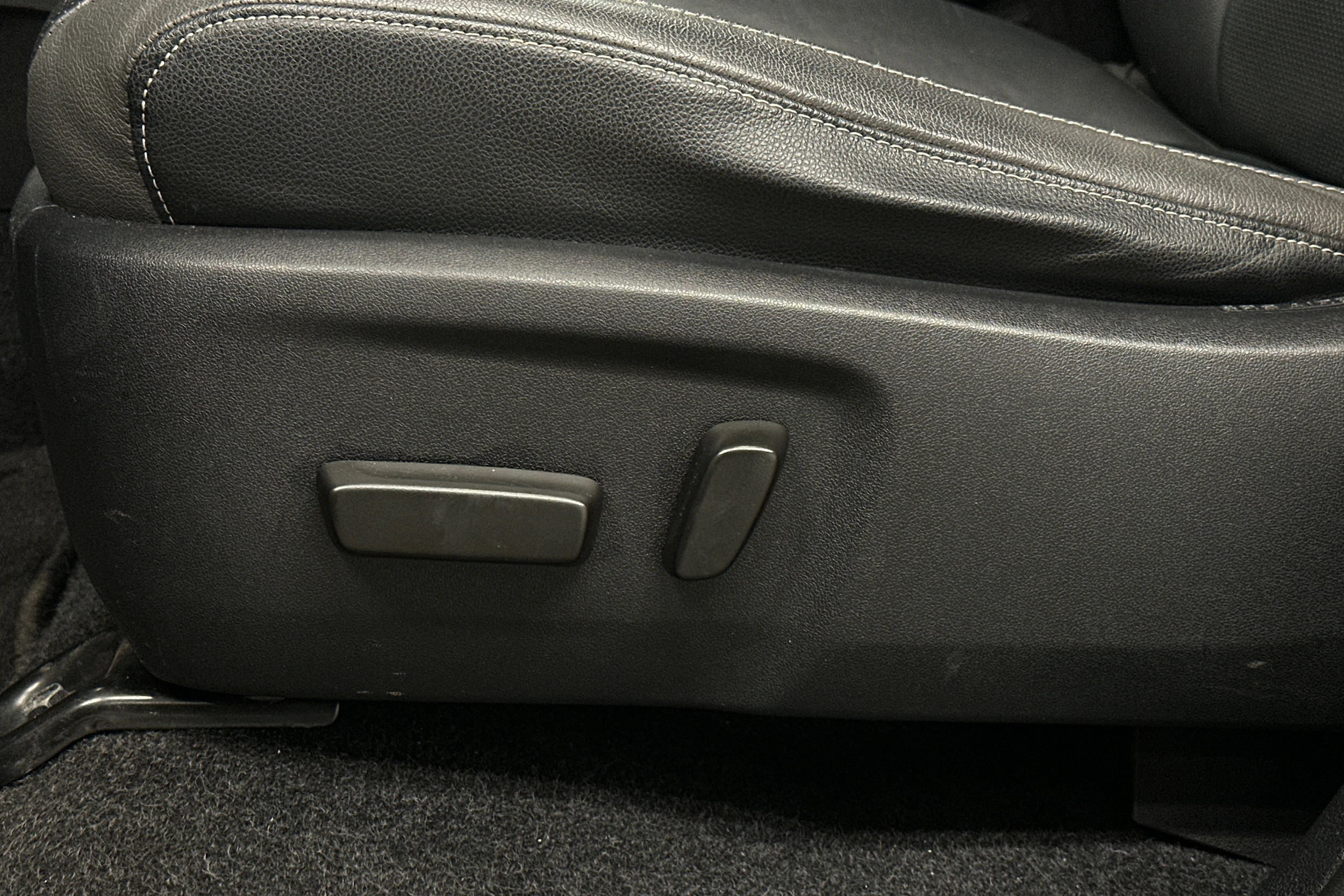 harmaa Toyota Hilux 2021 kuva 18.