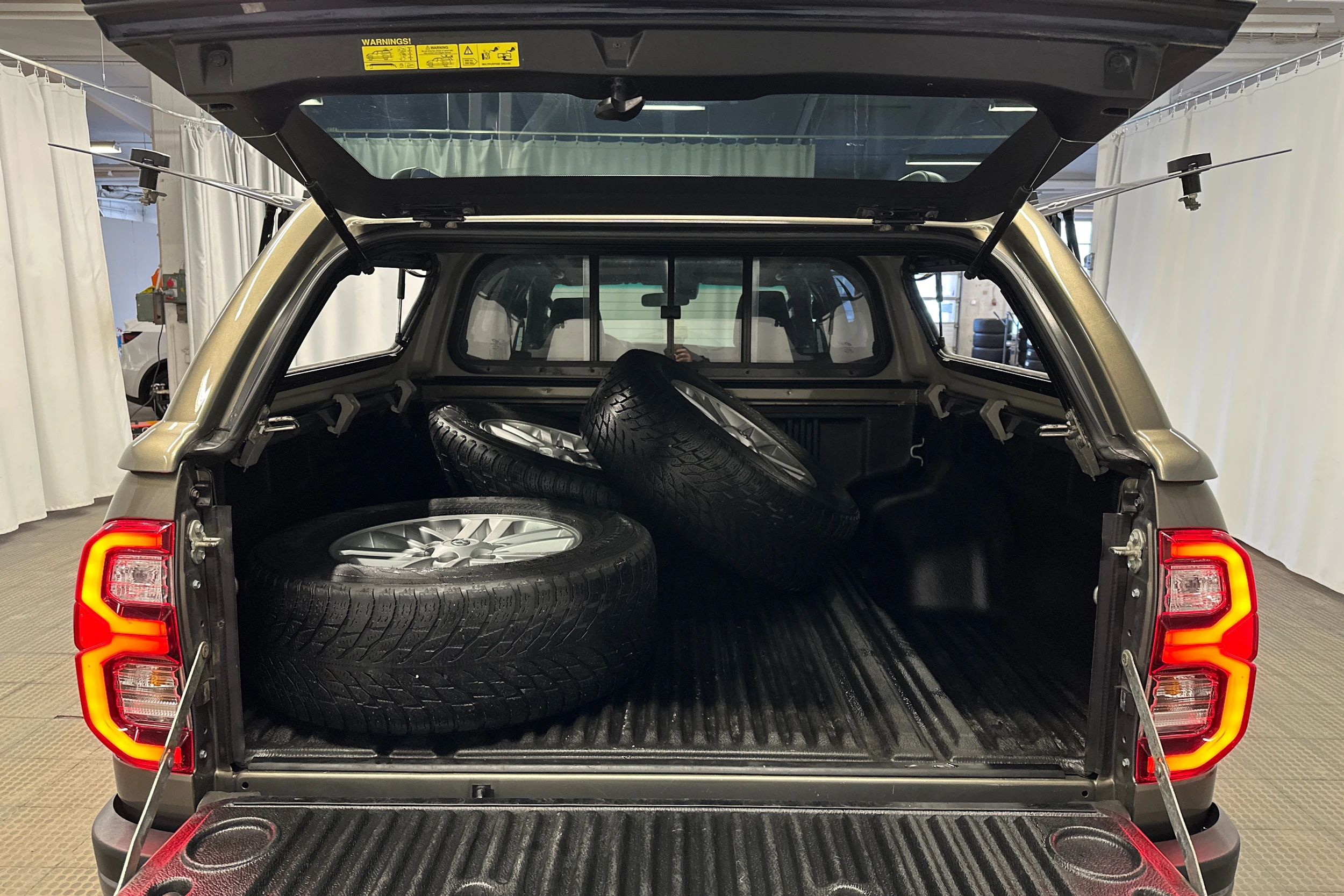 harmaa Toyota Hilux 2021 kuva 19.