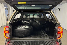 harmaa Toyota Hilux 2021 kuva 19.