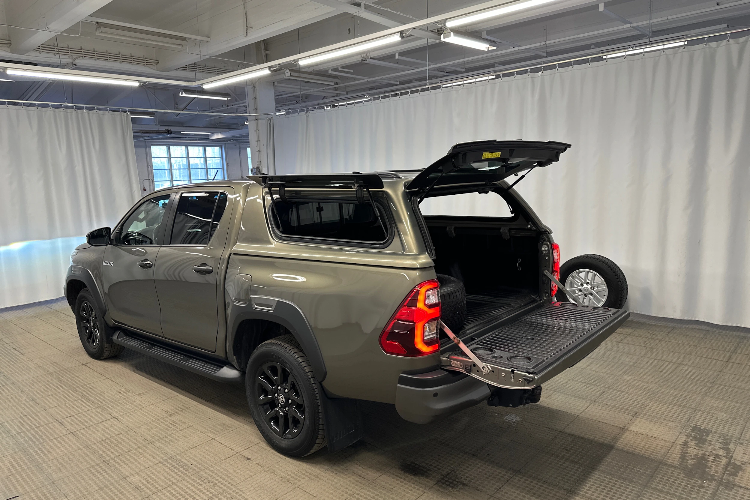 harmaa Toyota Hilux 2021 kuva 20.