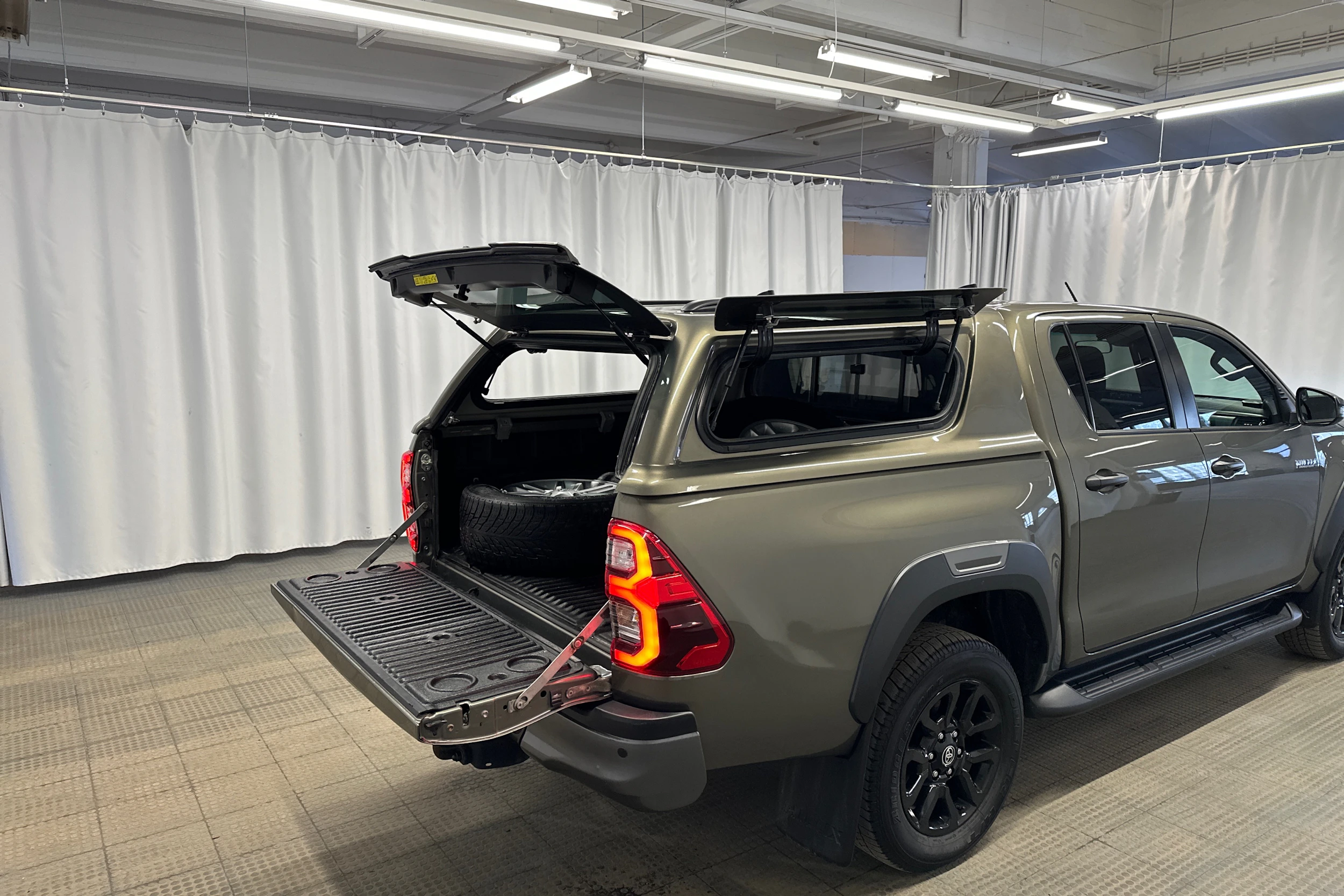 harmaa Toyota Hilux 2021 kuva 21.