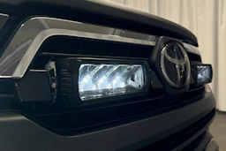 harmaa Toyota Hilux 2021 kuva 22.