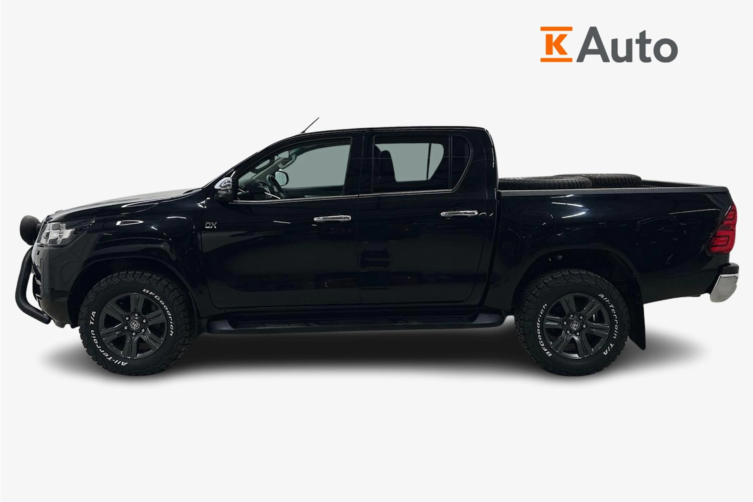 musta Toyota Hilux 2021 kuva 5.