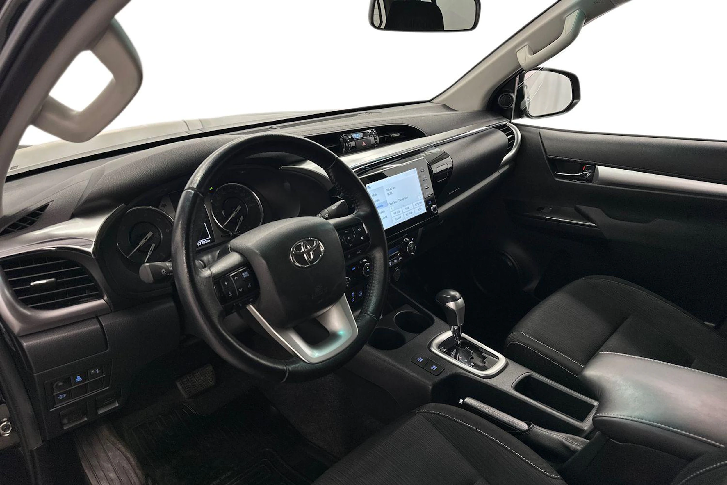 musta Toyota Hilux 2021 kuva 6.