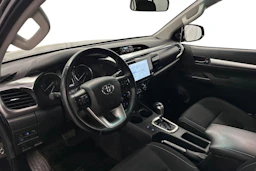 musta Toyota Hilux 2021 kuva 6.