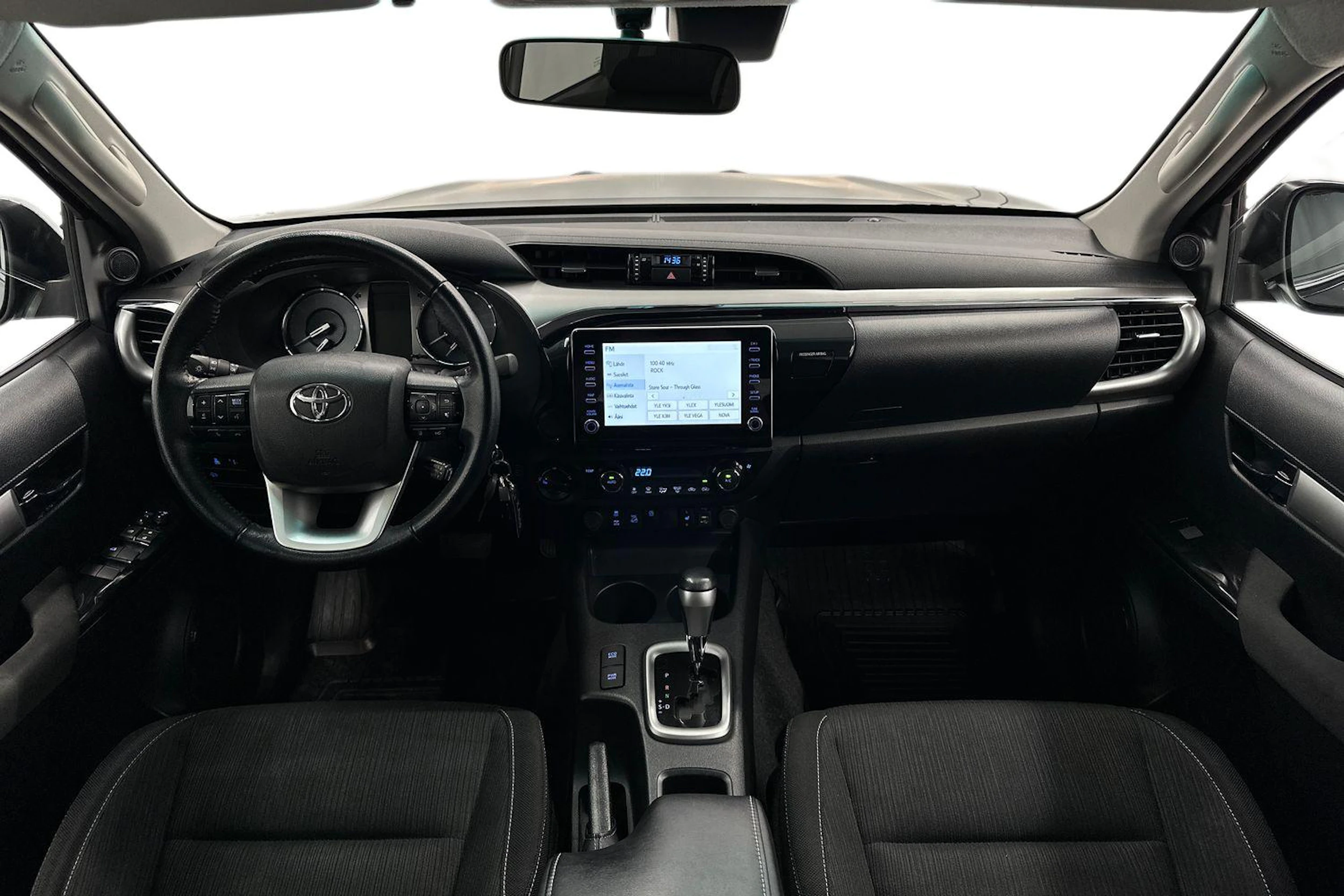 musta Toyota Hilux 2021 kuva 7.