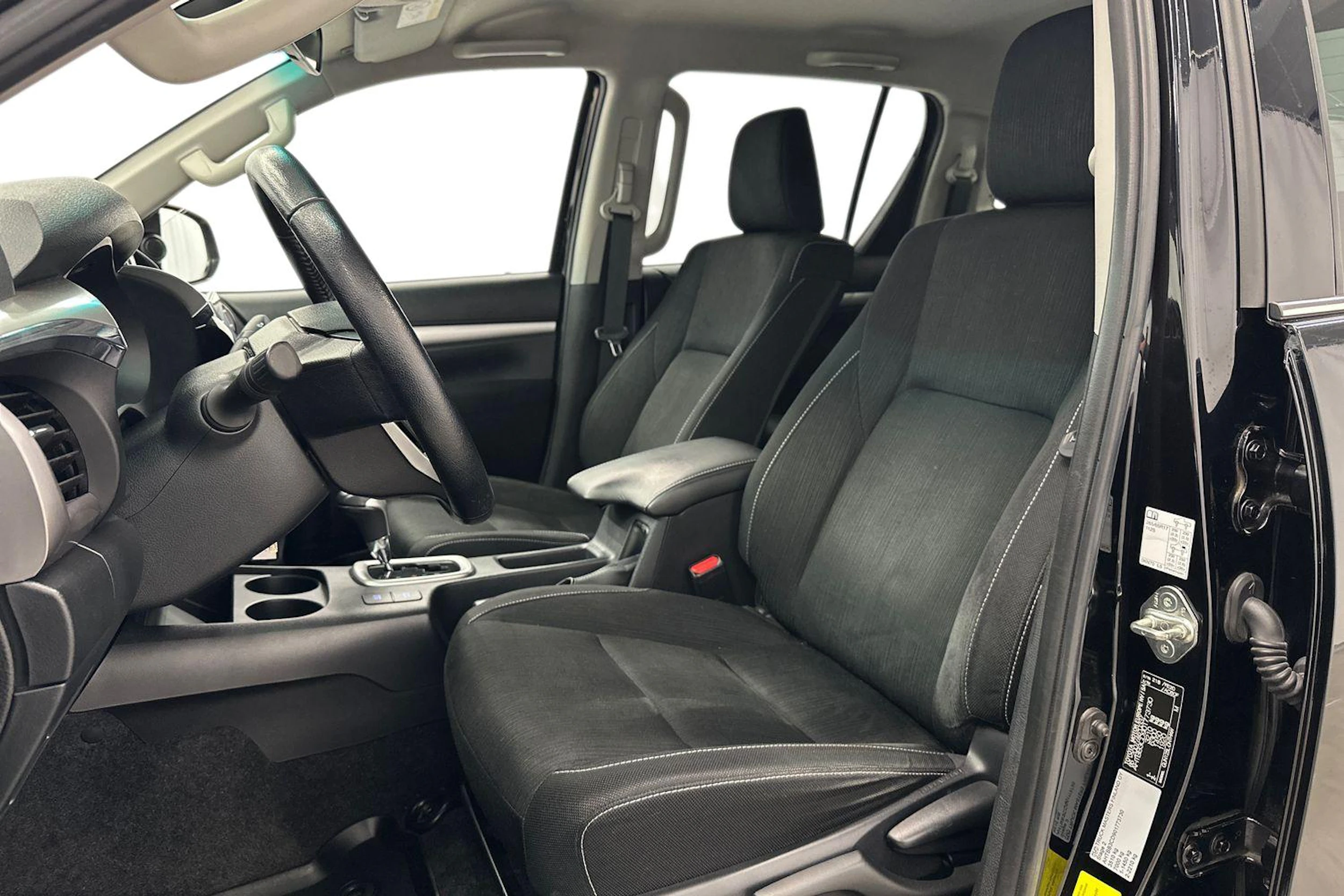 musta Toyota Hilux 2021 kuva 8.