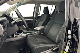 musta Toyota Hilux 2021 kuva 8.