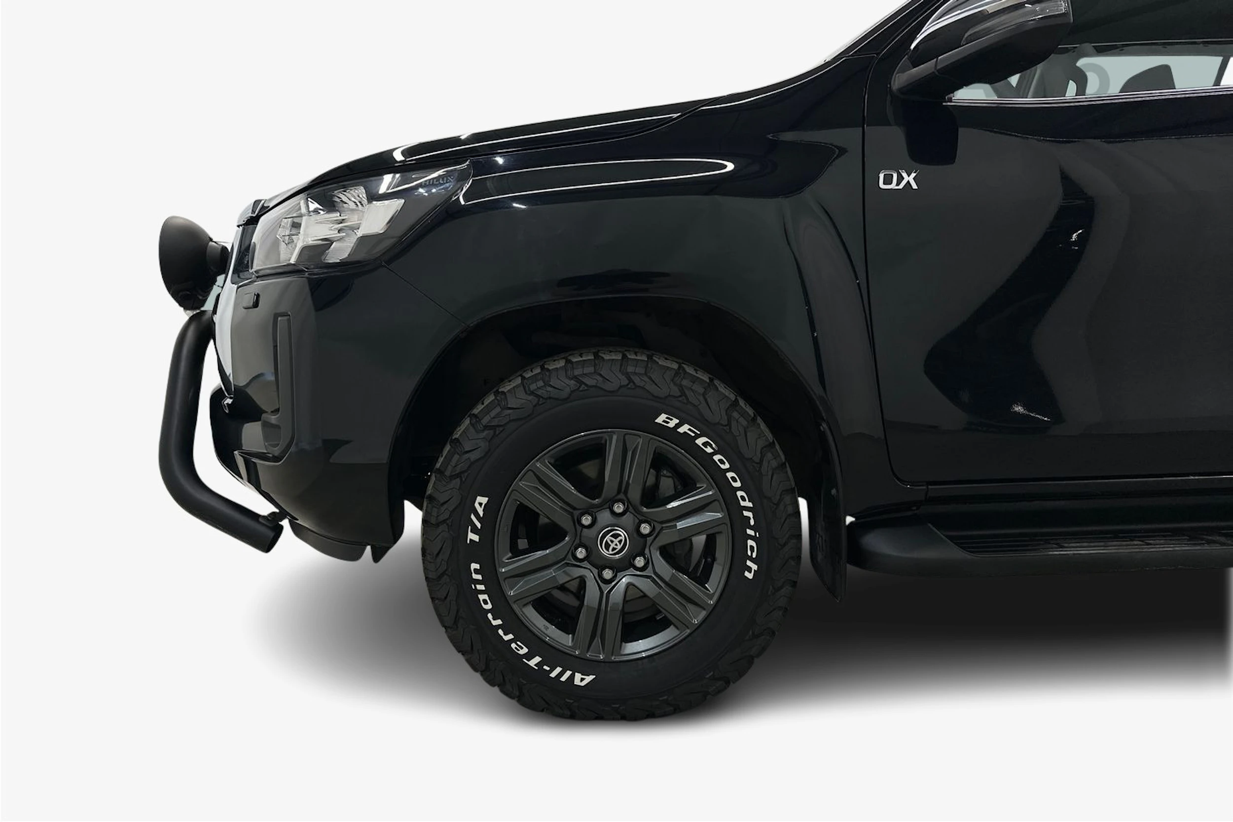 musta Toyota Hilux 2021 kuva 9.