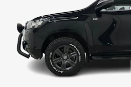 musta Toyota Hilux 2021 kuva 9.