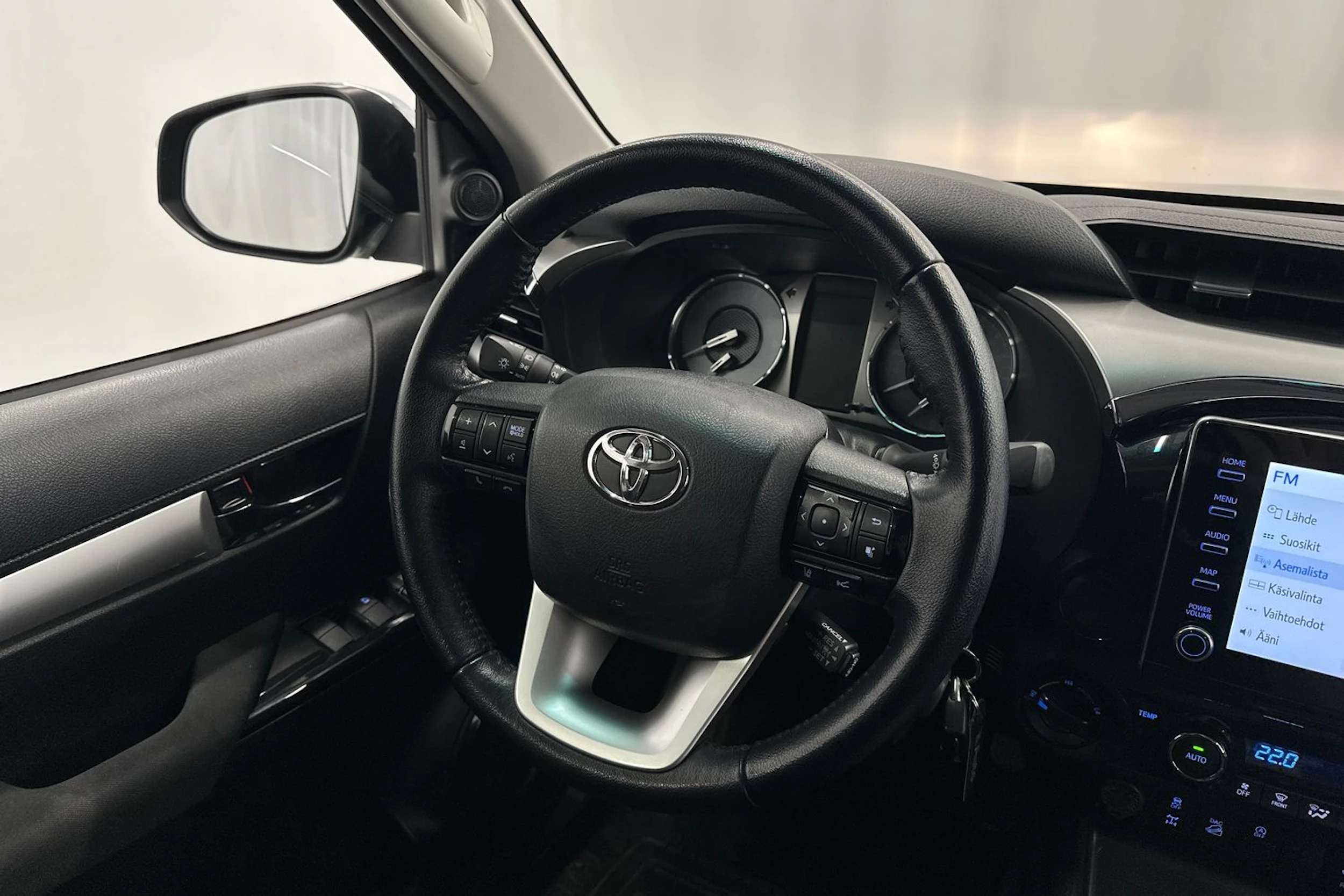 musta Toyota Hilux 2021 kuva 10.