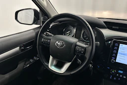 musta Toyota Hilux 2021 kuva 10.