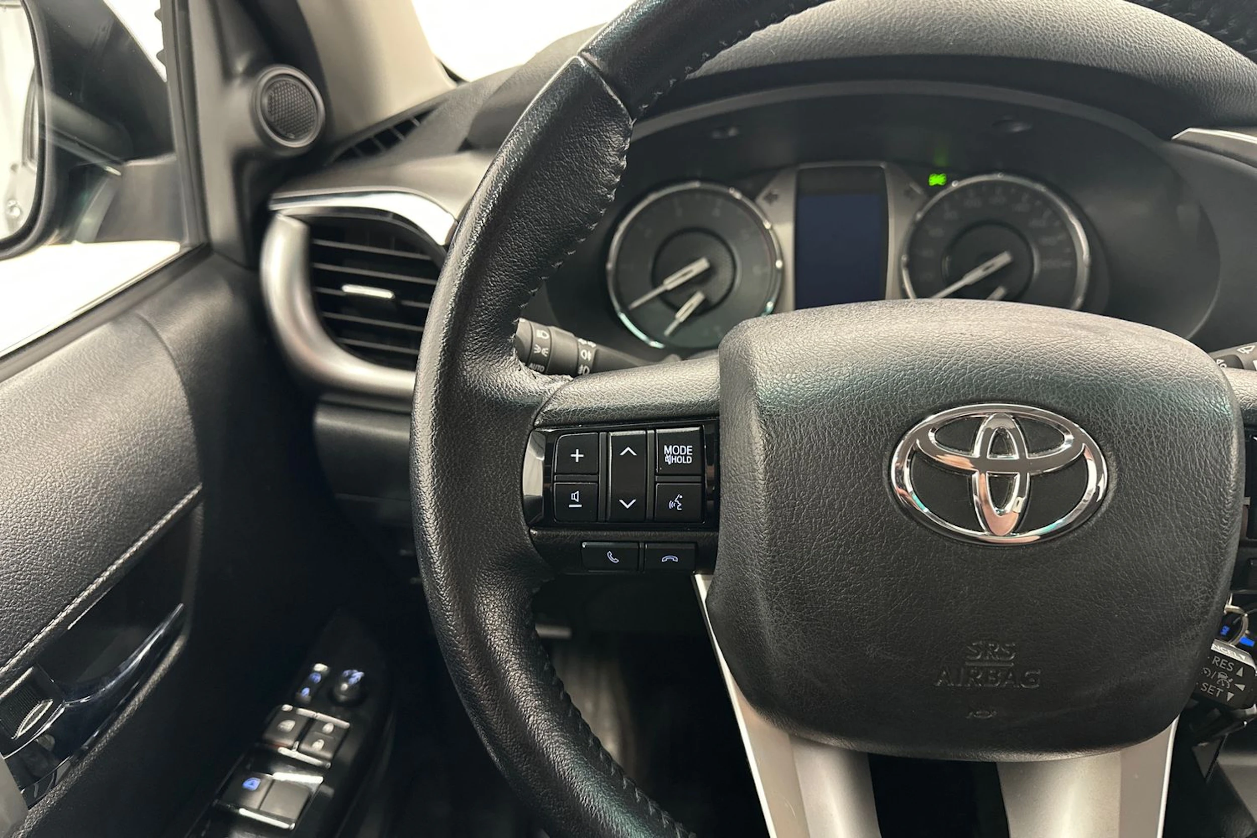 musta Toyota Hilux 2021 kuva 11.