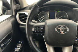 musta Toyota Hilux 2021 kuva 11.