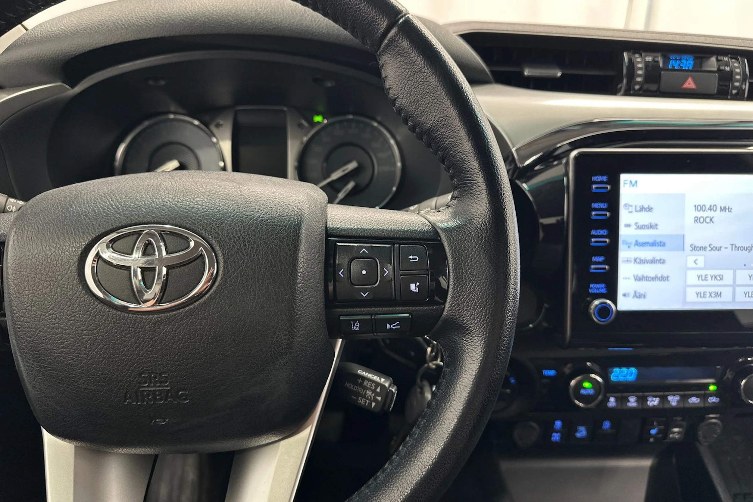 musta Toyota Hilux 2021 kuva 12.