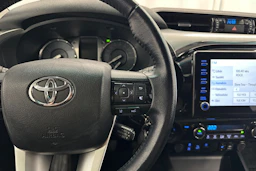 musta Toyota Hilux 2021 kuva 12.