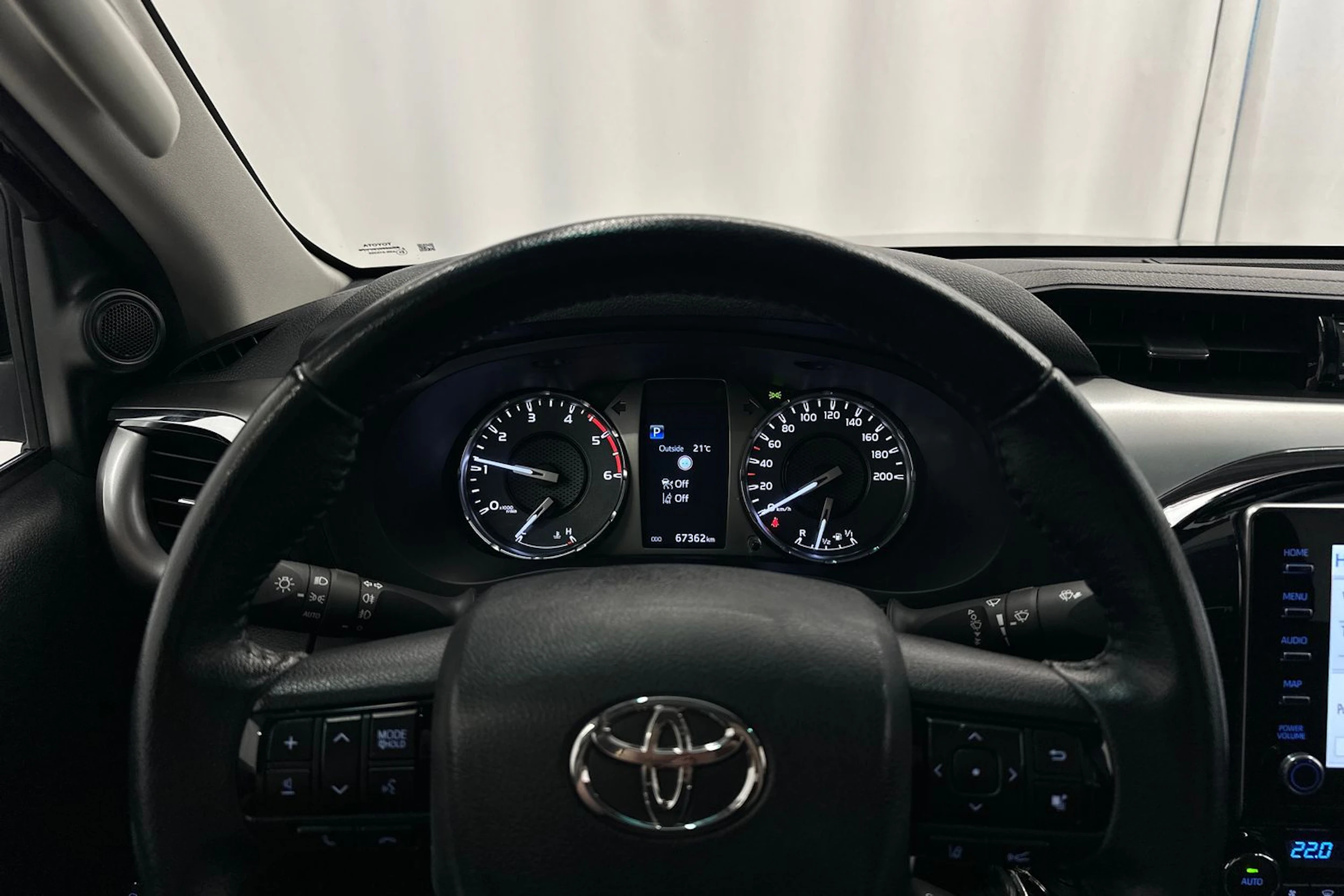 musta Toyota Hilux 2021 kuva 13.