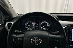 musta Toyota Hilux 2021 kuva 13.