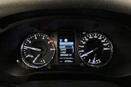 musta Toyota Hilux 2021 kuva 14.