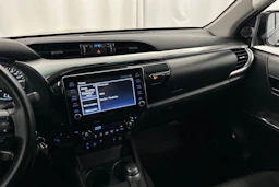 musta Toyota Hilux 2021 kuva 15.