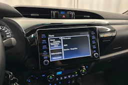 musta Toyota Hilux 2021 kuva 16.