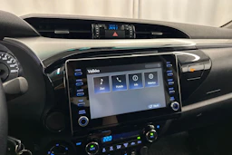 musta Toyota Hilux 2021 kuva 17.