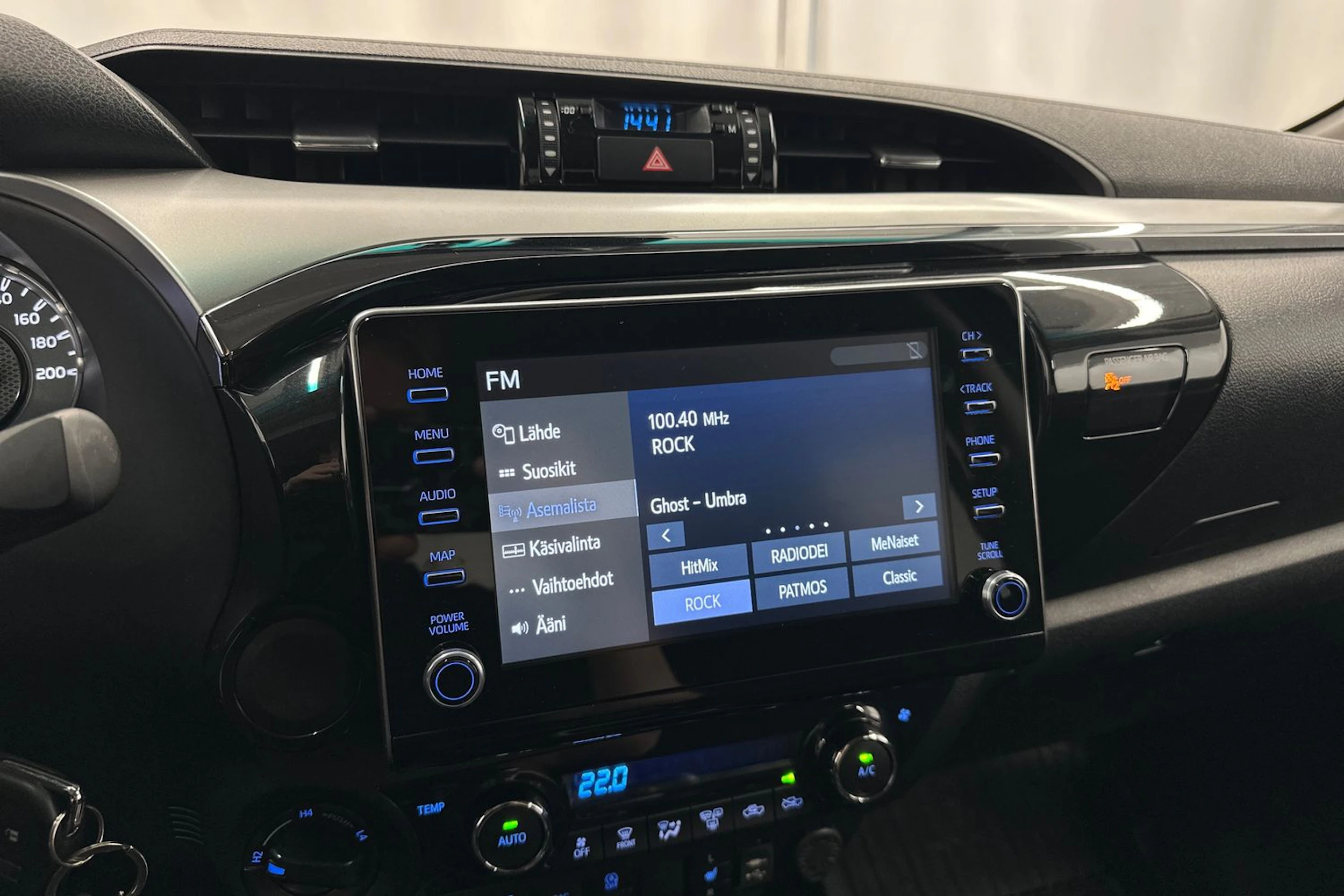 musta Toyota Hilux 2021 kuva 18.